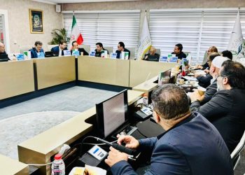 به گزارش رواج نیوز به نقل از روابط عمومی شرکت عملیات غیرصنعتی پازارگاد، بر اساس گزارش هیئت‌مدیره، سود خالص شرکت با رشد ۴۱ درصدی به ۲۰ هزار و ۵۸۵ میلیارد و ۴۶۰ میلیون ریال و درآمد عملیاتی آن با افزایش ۵۴ درصدی به ۱۱۹ هزار و ۱۲۲ میلیارد و ۲۷۳ میلیون ریال رسید. همچنین افزایش سرمایه ۹۰۰ درصدی و رشد ۱۰۵ درصدی حقوق مالکانه، از مهم‌ترین شاخص‌های مالی اعلام‌شده در این مجمع بود. در گزارش عملکرد سال مالی ۱۴۰۴، مدیران شرکت اعلام کردند که رشد شاخص‌های مالی، حاصل اجرای برنامه‌های افزایش بهره‌وری، توسعه زیرساخت‌ها، استفاده از فناوری‌های نوین و مدیریت منابع مالی بوده است. در بخش دیگری از مجمع، اقدامات شرکت پازارگاد در حوزه تحول دیجیتال تشریح شد. براین‌اساس، مگااپلیکیشن «پازارنت» باهدف یکپارچه‌سازی خدمات رفاهی (شامل سفر، اسکان، رستوران و خدمات ورزشی) راه‌اندازی و موفق به دریافت جایزه محصول برتر فناوری در منطقه پارس جنوبی شده است. گزارش هیئت‌مدیره همچنین به اقدامات انجام‌شده در حوزه لجستیک و تأمین اشاره داشت که از جمله آنها می‌توان به اتصال انبارها به سامانه راهکاران، توسعه زیرساخت‌های سردخانه‌ای، ارتقای سامانه‌های انبارداری مواد غذایی و اجرای پروژه «پتروکارت» برای تسهیل ارائه خدمات رفاهی به کارکنان صنعت پتروشیمی در منطقه پارس جنوبی اشاره کرد. در حوزه دستاوردهای سازمانی نیز اعلام شد که شرکت عملیات غیرصنعتی پازارگاد موفق به کسب رتبه نخست فروش و بهره‌وری در گروه خدمات رفاهی و گردشگری در میان ۱۰۰ شرکت برتر ایران شده و برای نخستین‌بار تقدیرنامه پنج‌ستاره تعالی پتروشیمی را دریافت کرده است. بر اساس گزارش ارائه‌شده، شرکت در سال ۱۴۰۴ موفق به اخذ گواهینامه‌های ISO 10001، ISO 10002 و ISO 10004 در حوزه رضایت و رسیدگی به شکایات مشتریان و همچنین تمدید استانداردهای IMS شامل ISO 9001، ISO 14001 و ISO 45001 شده است. در بخش مسئولیت‌های اجتماعی نیز عملکرد شرکت در مدیریت شرایط اضطراری منطقه پارس جنوبی مورد اشاره قرار گرفت. بر اساس این گزارش، شرکت در حوادث دی‌ماه، جنگ ۱۲ روزه و جنگ رمضان، از جمله با مدیریت اسکان اضطراری در شهرک شیرینو و راه‌اندازی مرکز پیش‌بیمارستانی ۷۰ تختخوابی، خدمات پشتیبانی و امدادی گسترده‌ای ارائه کرده است. همچنین مدیران شرکت از اجرای برنامه‌هایی همچون بازمهندسی ساختار سازمانی، اجرای طرح طبقه‌بندی مشاغل و استقرار مدل PCSR برای ارتقای مدیریت عملکرد و افزایش بهره‌وری سرمایه انسانی خبر دادند. در پایان این مجمع عمومی، صورت‌های مالی سال مالی منتهی به ۲۹ اسفند ۱۴۰۴ به تصویب سهام‌داران رسید. مجموعه گزارش‌های ارائه‌شده در این نشست، از تداوم برنامه‌های توسعه‌ای شرکت در حوزه‌های مالی، تحول دیجیتال، ارتقای نظام‌های مدیریتی و مسئولیت اجتماعی حکایت داشت؛ روندی که نشان می‌داد پازارگاد به سمت تثبیت و ارتقای جایگاه خود در عرصه پشتیبانی از صنعت پتروشیمی حرکت کرده است