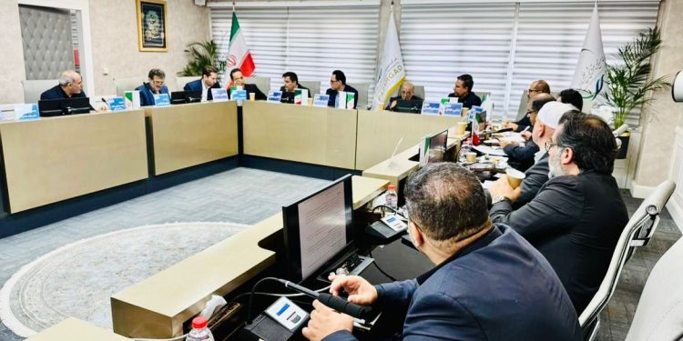 به گزارش رواج نیوز به نقل از روابط عمومی شرکت عملیات غیرصنعتی پازارگاد، بر اساس گزارش هیئتمدیره، سود خالص شرکت با رشد ۴۱ درصدی به ۲۰ هزار و ۵۸۵ میلیارد و ۴۶۰ میلیون ریال و درآمد عملیاتی آن با افزایش ۵۴ درصدی به ۱۱۹ هزار و ۱۲۲ میلیارد و ۲۷۳ میلیون ریال رسید. همچنین افزایش سرمایه ۹۰۰ درصدی و رشد ۱۰۵ درصدی حقوق مالکانه، از مهمترین شاخصهای مالی اعلامشده در این مجمع بود. در گزارش عملکرد سال مالی ۱۴۰۴، مدیران شرکت اعلام کردند که رشد شاخصهای مالی، حاصل اجرای برنامههای افزایش بهرهوری، توسعه زیرساختها، استفاده از فناوریهای نوین و مدیریت منابع مالی بوده است. در بخش دیگری از مجمع، اقدامات شرکت پازارگاد در حوزه تحول دیجیتال تشریح شد. برایناساس، مگااپلیکیشن «پازارنت» باهدف یکپارچهسازی خدمات رفاهی (شامل سفر، اسکان، رستوران و خدمات ورزشی) راهاندازی و موفق به دریافت جایزه محصول برتر فناوری در منطقه پارس جنوبی شده است. گزارش هیئتمدیره همچنین به اقدامات انجامشده در حوزه لجستیک و تأمین اشاره داشت که از جمله آنها میتوان به اتصال انبارها به سامانه راهکاران، توسعه زیرساختهای سردخانهای، ارتقای سامانههای انبارداری مواد غذایی و اجرای پروژه «پتروکارت» برای تسهیل ارائه خدمات رفاهی به کارکنان صنعت پتروشیمی در منطقه پارس جنوبی اشاره کرد. در حوزه دستاوردهای سازمانی نیز اعلام شد که شرکت عملیات غیرصنعتی پازارگاد موفق به کسب رتبه نخست فروش و بهرهوری در گروه خدمات رفاهی و گردشگری در میان ۱۰۰ شرکت برتر ایران شده و برای نخستینبار تقدیرنامه پنجستاره تعالی پتروشیمی را دریافت کرده است. بر اساس گزارش ارائهشده، شرکت در سال ۱۴۰۴ موفق به اخذ گواهینامههای ISO 10001، ISO 10002 و ISO 10004 در حوزه رضایت و رسیدگی به شکایات مشتریان و همچنین تمدید استانداردهای IMS شامل ISO 9001، ISO 14001 و ISO 45001 شده است. در بخش مسئولیتهای اجتماعی نیز عملکرد شرکت در مدیریت شرایط اضطراری منطقه پارس جنوبی مورد اشاره قرار گرفت. بر اساس این گزارش، شرکت در حوادث دیماه، جنگ ۱۲ روزه و جنگ رمضان، از جمله با مدیریت اسکان اضطراری در شهرک شیرینو و راهاندازی مرکز پیشبیمارستانی ۷۰ تختخوابی، خدمات پشتیبانی و امدادی گستردهای ارائه کرده است. همچنین مدیران شرکت از اجرای برنامههایی همچون بازمهندسی ساختار سازمانی، اجرای طرح طبقهبندی مشاغل و استقرار مدل PCSR برای ارتقای مدیریت عملکرد و افزایش بهرهوری سرمایه انسانی خبر دادند. در پایان این مجمع عمومی، صورتهای مالی سال مالی منتهی به ۲۹ اسفند ۱۴۰۴ به تصویب سهامداران رسید. مجموعه گزارشهای ارائهشده در این نشست، از تداوم برنامههای توسعهای شرکت در حوزههای مالی، تحول دیجیتال، ارتقای نظامهای مدیریتی و مسئولیت اجتماعی حکایت داشت؛ روندی که نشان میداد پازارگاد به سمت تثبیت و ارتقای جایگاه خود در عرصه پشتیبانی از صنعت پتروشیمی حرکت کرده است